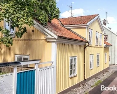 Central Lagenhet I Nyrenoverat 1700-talshus