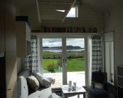 Small cottage with sea view and close to swimming