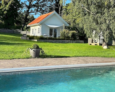 Small Cottage On Horse Farm With Pool.