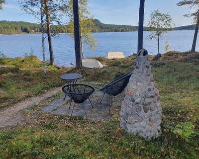 Cozy Little Cottage With Lake Plot, Boat And Jetty!