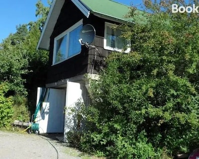 Litet Strandnara Hus Pa Adelso