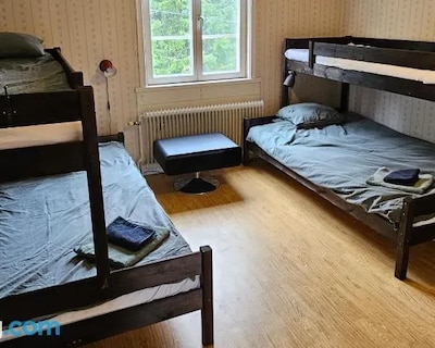 Mysigt Hus Med Utsikt Over Fjall Och Alv.