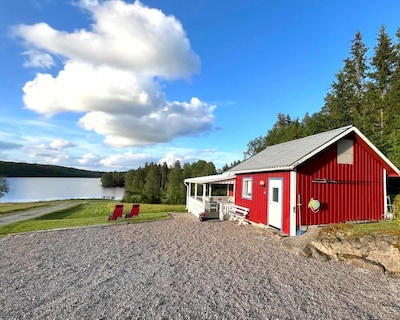 Cozy Cottage With Lake View