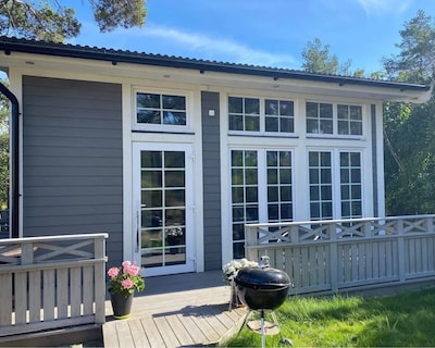 Nice cottage with free parking near the beach.