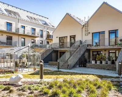 Central townhouse with free parking & patios