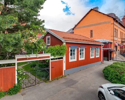 The house right in town!