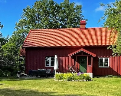 Rural Accommodation With Large And Lush Garden.