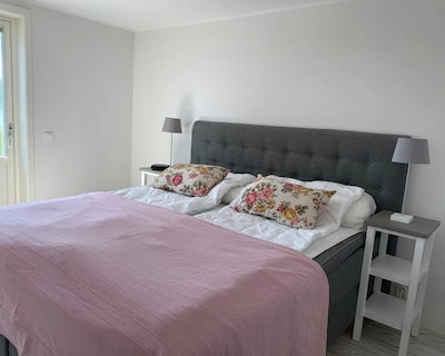 Living With Private Lakeside Property Incl. Quarters