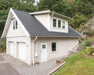 A lovely bright apartment with it's own entrance