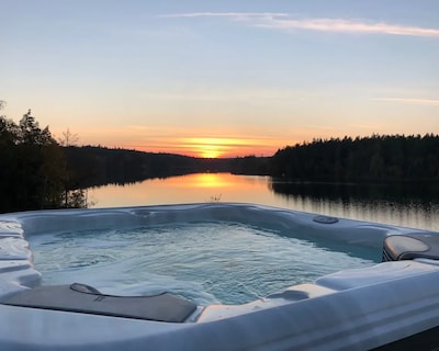 Lovely cottage with stunning lake view and HotTub