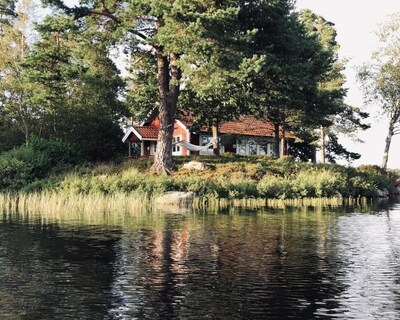 Private island (reachable by bridge) with wood-fired bath and canoe