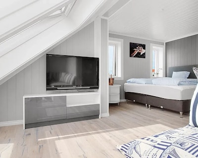 Cozy suite, Nice view. Super price spring 2025