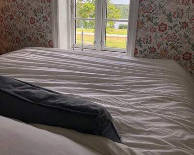 Casa Garaje. A Newly Renovated Lake View Cottage