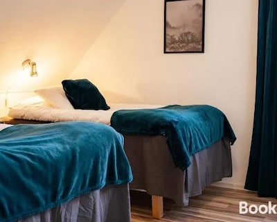 Rymligt Radhus Med Tradgard & Parkering