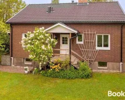 Modernt & Rymligt Sommarhus Pa Landet- Bubbelpool