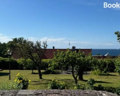 Bjornnastet Med Havsutsikt Innanfor Murarna