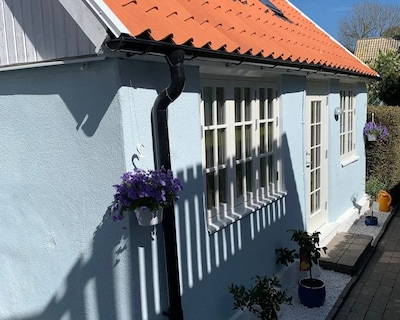 Charming own guesthouse in the heart of Skanör.