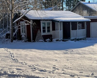 Small Cozy Guest House Near The Lake.