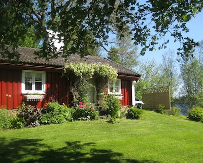 Enchanting Cottage: Private Dock, Idyllic Escape